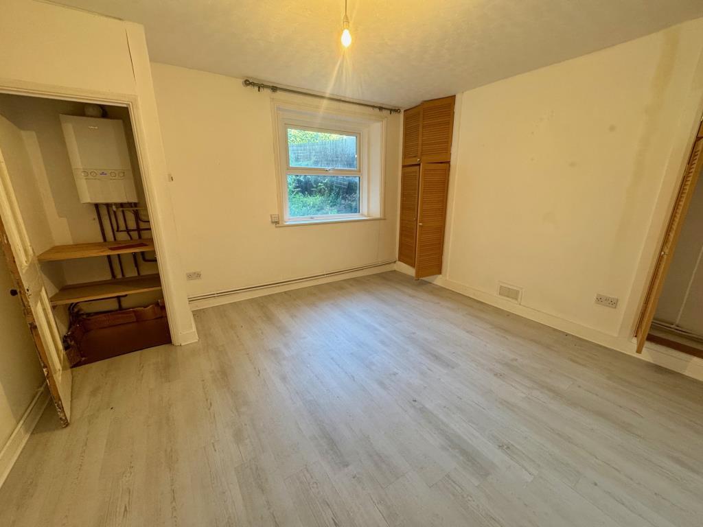 Lot: 182 - SEAFRONT GARDEN FLAT FOR IMPROVEMENT - Bedroom